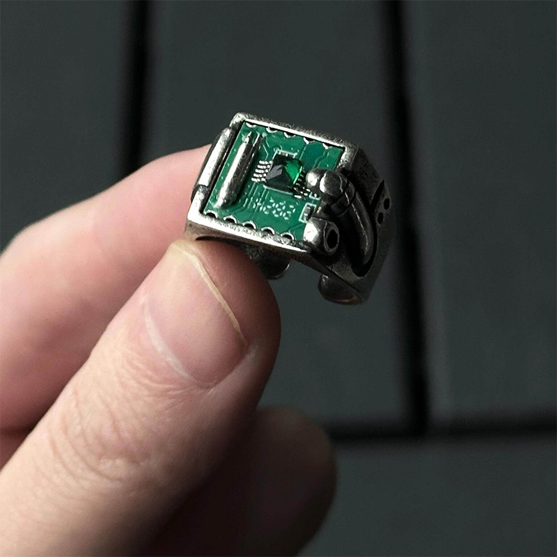 Anello con motivo PCB ispirato - Tech Accessories Industry recensione e prezzo
