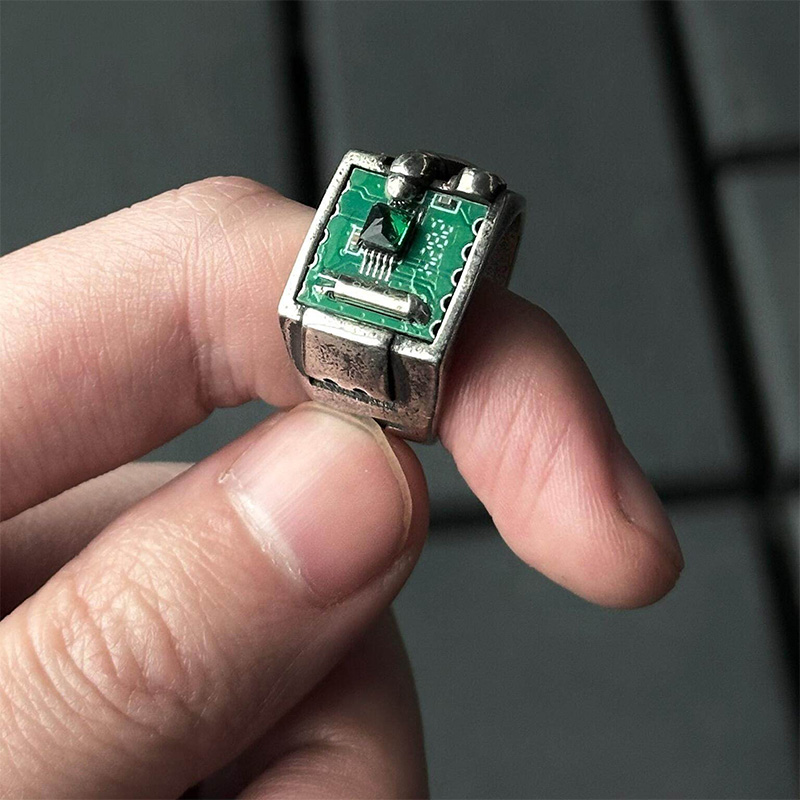 Anello con motivo PCB ispirato - Tech Accessories Industry recensione e prezzo